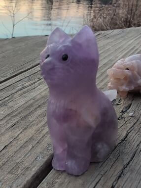 Worried mama Cat - Amethyst Critter Carving Artisian
